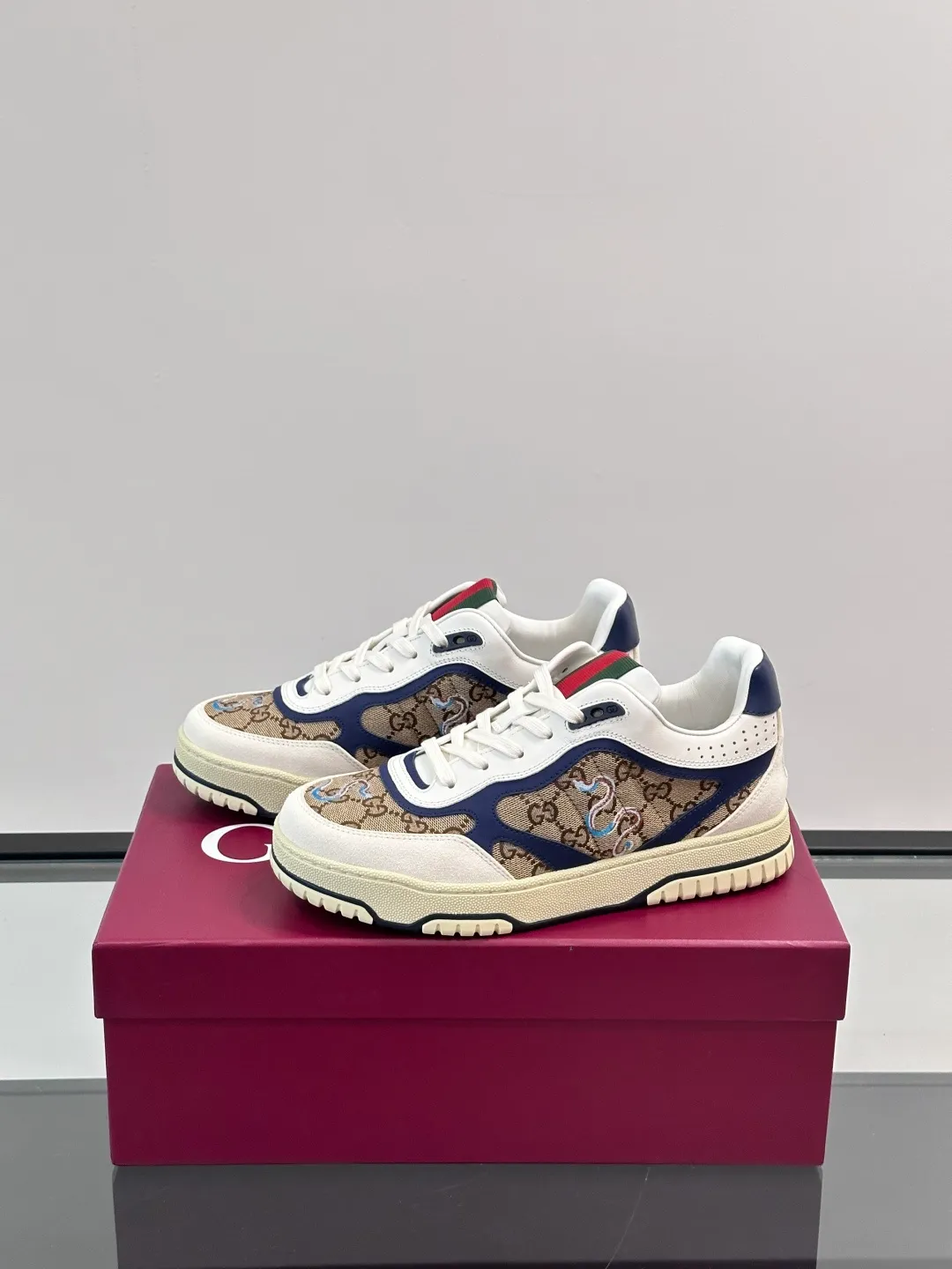 Men's Shoes 💰500 [New Style] 🦨🦨Gucci 𝐆𝐮𝐜𝐜𝐢 𝐑𝐞-𝐖𝐞𝐛 As a sneaker created by Sabato De Sarno for Gucci, the Re-Web series reinterprets the brand's classic stripes, with bold and unique details to set off a modern silhouette design. These shoes are crafted from white leather. This new sneaker is ingeniously decorated with many of the brand's classic details, and is equipped with a bright red and green webbing tongue, which will make people fall in love at first sight. White leather has been specially treated to be soft and shiny, with an embossed grained texture. Script Gucci logo and Interlocking G web label with Interlocking G and script Gucci logo. Rubber outsole with Interlocking G detail eyelets. Web tongue. Size: Female 35-40 (Female 41, 42 customized). Male 38-44 (45, 46 customized)